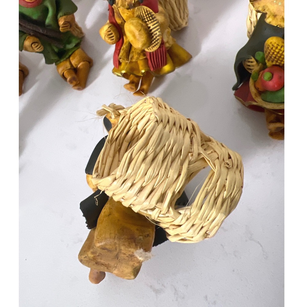 Vintage Folk Art Napkin Rings Set of 12 Hand Painted Andean Woven Straw Backs - Picture 4 of 11